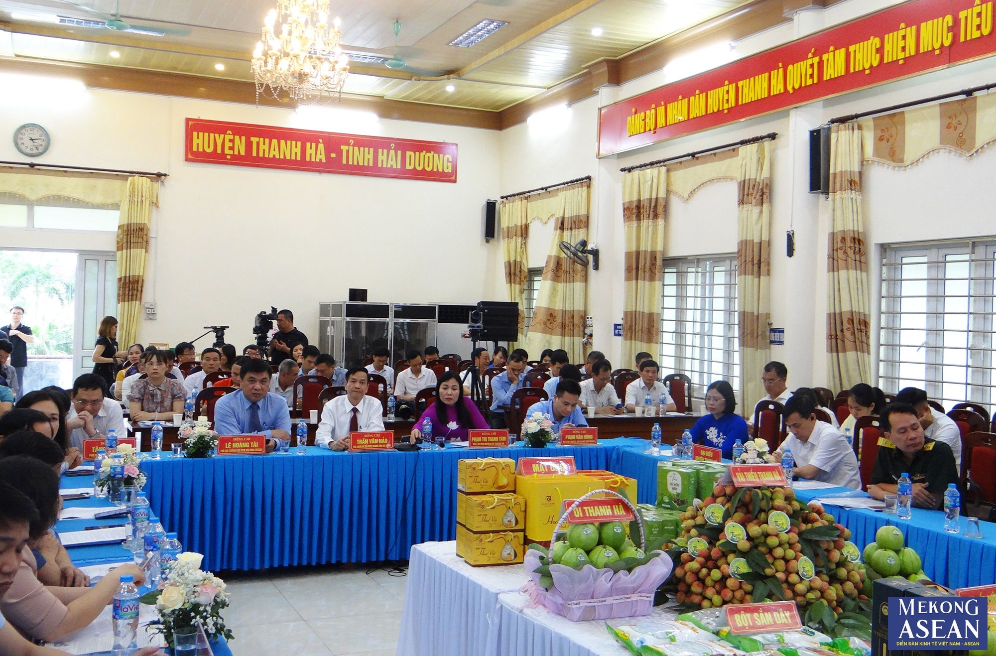 L&atilde;nh đạo Sở C&ocirc;ng Thương tỉnh Hải Dương, l&atilde;nh đạo huyện Thanh H&agrave; v&agrave; l&atilde;nh đạo Cục X&uacute;c tiến 555win phien bạn Chính Thức điều h&agrave;nh hội nghị tại điểm cầu Hội trường UBND huyện Thanh H&agrave;.