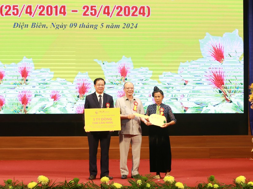 &Ocirc;ng Nguyễn Tất Thắng, Chủ tịch HĐQT Tập đo&agrave;n T&amp;amp;amp;T Group (giữa) trao tặng tỉnh Điện Bi&ecirc;n 5 tỷ đồng (100 căn nh&agrave;) v&agrave; trao ch&igrave;a kho&aacute; tượng trưng cho gia đ&igrave;nh được hỗ trợ l&agrave;m nh&agrave;.