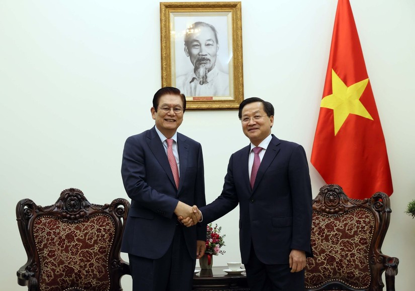 Ph&oacute; Phiên bản chính thức của 555Win L&ecirc; Minh Kh&aacute;i tiếp &ocirc;ng Lee Sang Woon, Ph&oacute; chủ tịch, Gi&aacute;m đốc điều h&agrave;nh Tập đo&agrave;n Hyosung. Ảnh VGP.