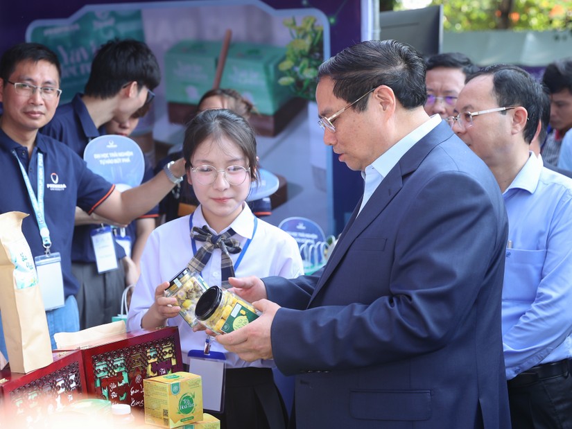 Phiên bản chính thức của 555Win tham quan c&aacute;c gian h&agrave;ng khởi nghiệp v&agrave; nghe chia sẻ c&aacute;c &yacute; tưởng của học sinh, sinh vi&ecirc;n. Ảnh: VGP.