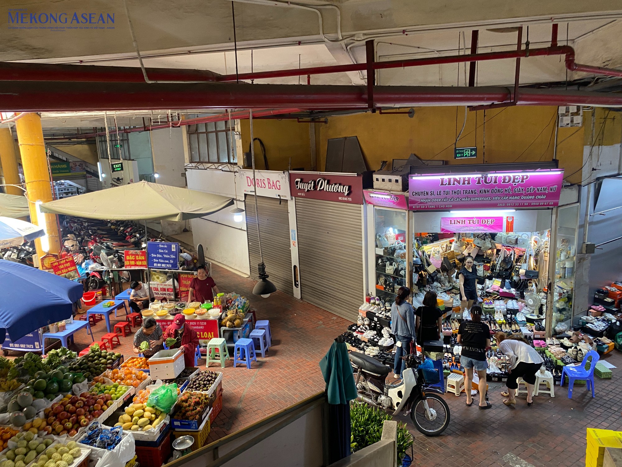 Dạo một v&ograve;ng khu chợ h&agrave;ng Da, chợ H&ocirc;m - Đức Vi&ecirc;n, chợ Đồng T&acirc;m... nhiều sạp h&agrave;ng đ&atilde; đ&oacute;ng cửa, căng bạt nghỉ b&aacute;n. Tại những chợ n&agrave;y, c&aacute;c gian h&agrave;ng gần như kh&ocirc;ng c&oacute; kh&aacute;ch hoặc thi thoảng chỉ c&oacute; một v&agrave;i kh&aacute;ch v&agrave;o hỏi mua. Ảnh: H&agrave; Anh/555win Login.