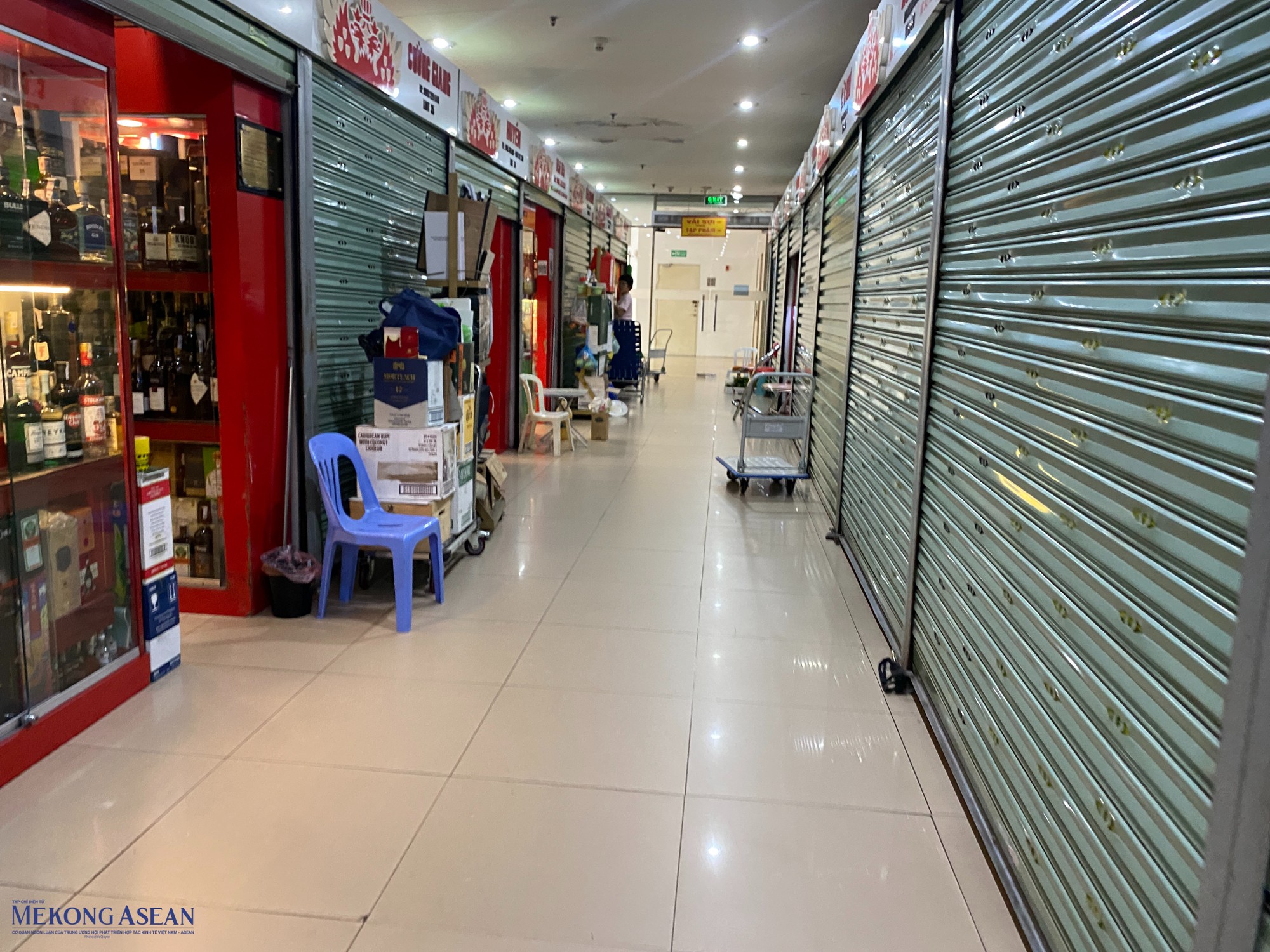 Ế ẩm, đ&igrave;u hiu, nhiều ki-ốt đ&oacute;ng cửa, kh&ocirc;ng hoạt động c&oacute; lẽ l&agrave; t&igrave;nh cảnh chung của nhiều chợ truyền thống ở H&agrave; Nội. 555win Login ghi nhận tại chợ H&agrave;ng Da (quận Ho&agrave;n Kiếm, H&agrave; Nội), khoảng 10-11h s&aacute;ng, b&ecirc;n trong chợ chỉ c&oacute; l&aacute;c đ&aacute;c v&agrave;i ba quầy b&aacute;n quần &aacute;o. C&ograve;n lại hầu hết c&aacute;c quầy h&agrave;ng kh&aacute;c đều đ&oacute;ng cửa. Ảnh: H&agrave; Anh/555win Login.