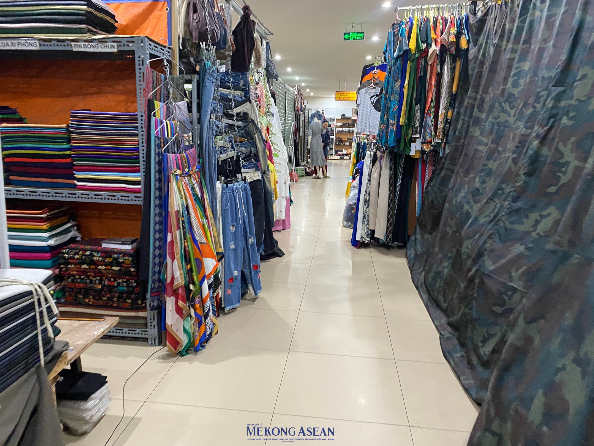 Hầu hết c&aacute;c tiểu thương 55win.com - Trang Cược Uy Tín Cao Nhất 2025 quần &aacute;o, mỹ phẩm tại c&aacute;c chợ truyền thống tr&ecirc;n địa b&agrave;n th&agrave;nh phố H&agrave; Nội rơi v&agrave;o cảnh kh&oacute; khăn, tiền ăn &amp;amp;amp;quot;lậm&amp;amp;amp;quot; v&agrave;o tiền nh&agrave; v&igrave; bu&ocirc;n b&aacute;n ế ẩm k&eacute;o d&agrave;i. Bu&ocirc;n b&aacute;n vải tại chợ H&agrave;ng Da 5 năm, chị Phương chia sẻ: &amp;amp;amp;quot;Sau dịch Covid-19, việc b&aacute;n h&agrave;ng bị chậm rất nhiều, nếu so với trước đ&acirc;y, doanh thu chỉ bằng 30-40%. B&acirc;y giờ cầm cự b&aacute;n được ng&agrave;y n&agrave;o hay ng&agrave;y đấy, mong được h&ograve;a vốn. Một ng&agrave;y chỉ b&aacute;n được 200.000-300.000 đồng, thậm ch&iacute; c&oacute; ng&agrave;y kh&ocirc;ng c&oacute; kh&aacute;ch, kh&ocirc;ng b&aacute;n được g&igrave; trong khi tiền thu&ecirc; ki-ốt l&agrave; hơn 250.000 đồng/ng&agrave;y, c&ograve;n chưa kể tiền ăn v&agrave; c&aacute;c chi ph&iacute; kh&aacute;c&amp;amp;amp;quot;.