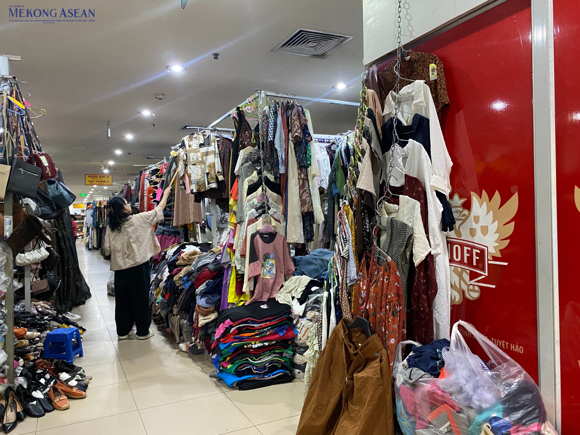 Chị Lan, một tiểu thương b&aacute;n quần &aacute;o ở chợ H&agrave;ng Da cho biết, d&ugrave; đ&atilde; mở h&agrave;ng từ 7h s&aacute;ng nhưng đến chiều vẫn chỉ c&oacute; l&aacute;c đ&aacute;c v&agrave;i kh&aacute;ch gh&eacute; v&agrave;o xem. V&igrave; thế, c&oacute; h&ocirc;m phải đến trưa, thậm ch&iacute; đầu giờ chiều, nhiều chủ quầy mới mở h&agrave;ng. T&igrave;nh trạng cả ng&agrave;y kh&ocirc;ng b&aacute;n được h&agrave;ng l&agrave; điều thường xuy&ecirc;n xảy ra. &amp;amp;amp;quot;Quần &aacute;o l&agrave; một mặt h&agrave;ng dễ bị tồn kho nhất m&agrave; 2 năm nay, kh&aacute;ch đến mua &iacute;t hơn hẳn ngay cả khi cửa h&agrave;ng đ&atilde; treo biển giảm gi&aacute;, thanh l&yacute;. T&ocirc;i cũng định b&aacute;n th&ecirc;m tầm 4-5 năm nữa rồi mới nghỉ hẳn nhưng t&igrave;nh h&igrave;nh ế ẩm k&eacute;o d&agrave;i như n&agrave;y, e rằng t&ocirc;i cũng phải sang nhượng cửa h&agrave;ng sớm. Nhiều ki-ốt ở đ&acirc;y kh&ocirc;ng b&aacute;n được h&agrave;ng, họ cũng phải sang nhượng, thậm ch&iacute; đ&oacute;ng cửa để t&igrave;m phương hướng 55win.com - Trang Cược Uy Tín Cao Nhất 2025 mới,&amp;amp;amp;quot; chị Lan chia sẻ với 555win Login.