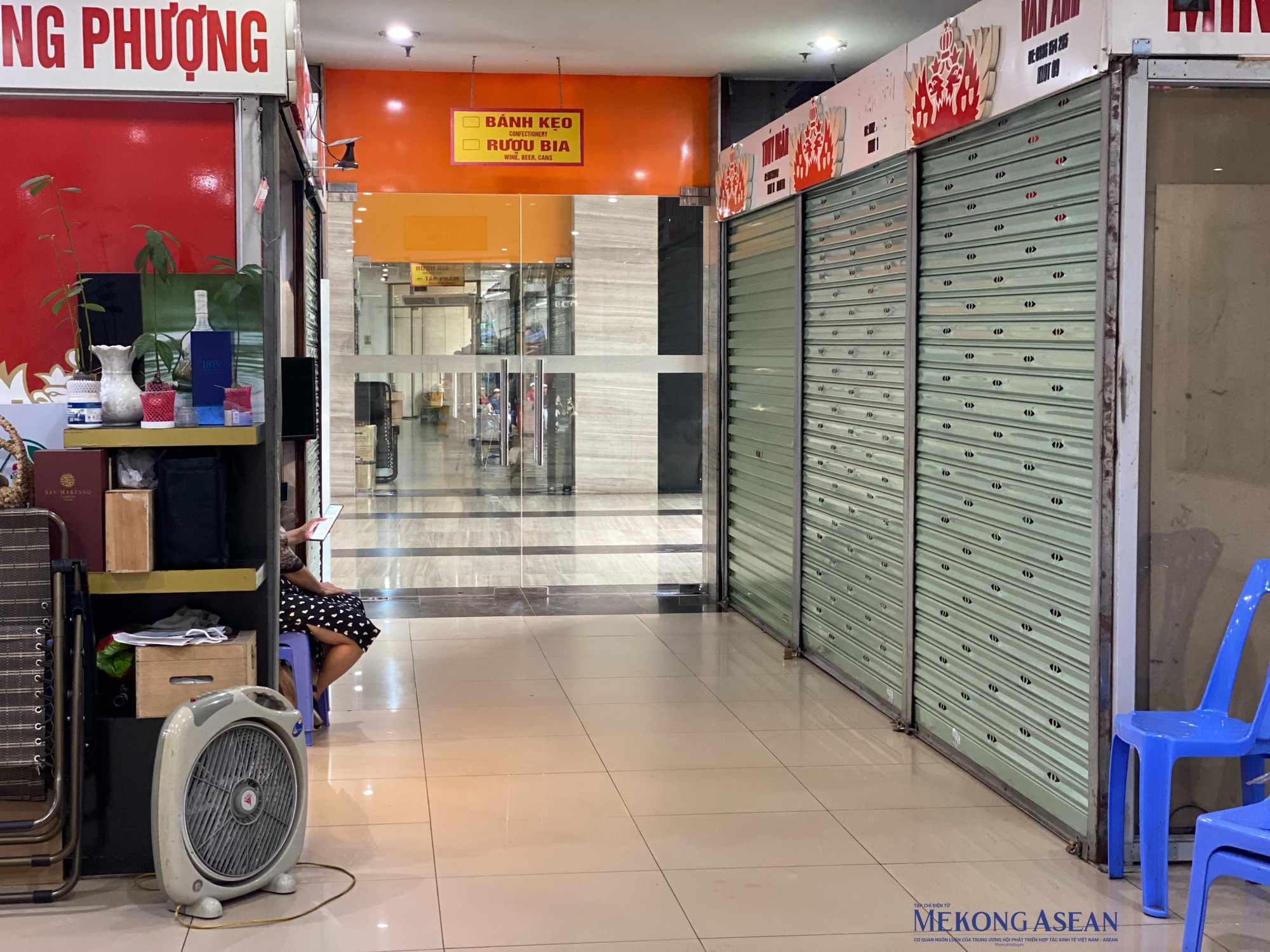 H&agrave;ng h&oacute;a chất đống, bu&ocirc;n b&aacute;n ế ẩm, c&aacute;c tiểu thương ở đ&acirc;y người ngồi tụm ba, tụm năm n&oacute;i chuyện; người th&igrave; ngồi lướt điện thoại, người th&igrave; ngả ghế ngủ... Ảnh: H&agrave; Anh/555win Login.