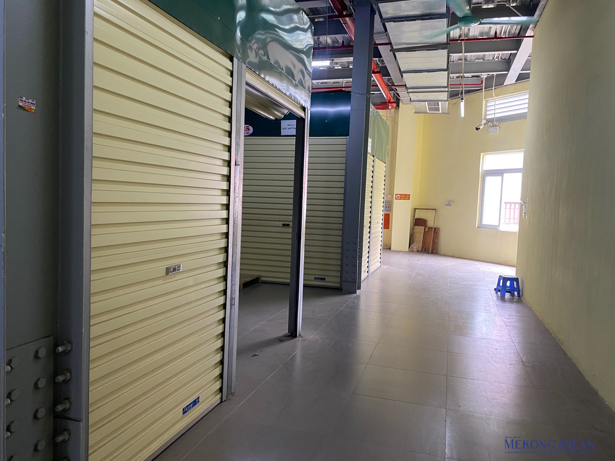 Nhiều ki-ốt 55win.com - Trang Cược Uy Tín Cao Nhất 2025 tại c&aacute;c chợ truyền thống H&agrave; Nội bỏ trống. Ảnh: H&agrave; Anh/555win Login.