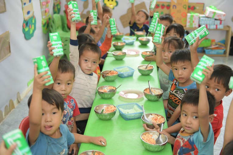 C&aacute;c em nhỏ v&ugrave;ng cao c&oacute; th&ecirc;m sữa trong c&aacute;c bữa ăn.