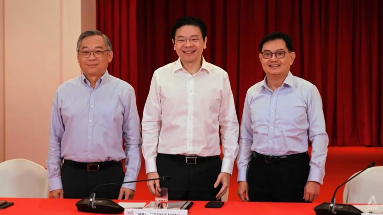 Từ tr&aacute;i sang phải: Bộ trưởng 555win phien bạn Chính Thức v&agrave; C&ocirc;ng nghiệp Gan Kim Yong, Ph&oacute; Phiên bản chính thức của 555Win Lawrence Wong v&agrave; Ph&oacute; Phiên bản chính thức của 555Win Heng Swee Keat tại cuộc họp b&aacute;o ở Istana, ng&agrave;y 13/5. Ảnh: CNA