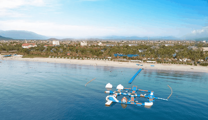 B&atilde;i biển Dốc Lết - Nha Trang. Ảnh: TTC V&acirc;n Phong Bay Resort.