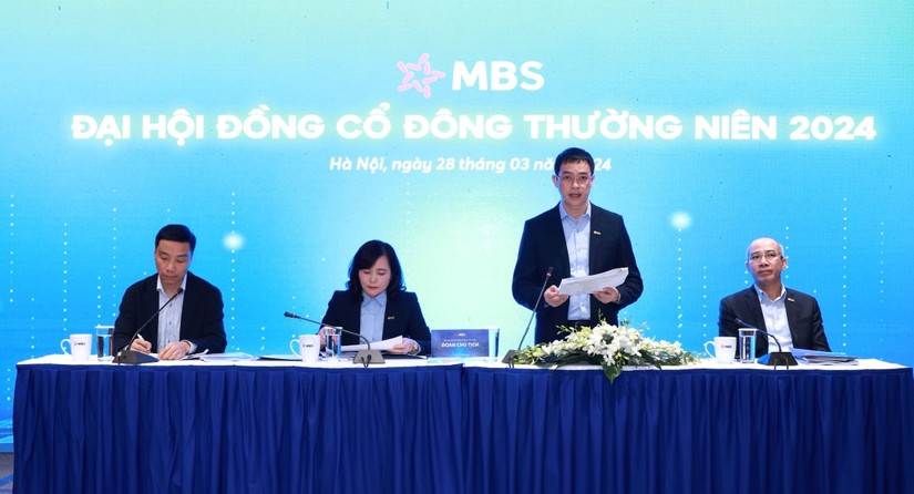 Ban l&atilde;nh đạo MBS tại ĐHĐCĐ thường ni&ecirc;n năm 2024.