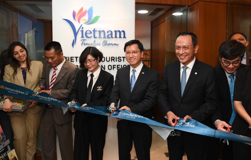 Đại sứ Việt Nam tại Ấn Độ Nguyễn Thanh Hải, Tổng gi&aacute;m đốc Vietnam Airlines L&ecirc; Hồng H&agrave; v&agrave; đại diện c&aacute;c đối t&aacute;c cắt băng khai trương Trung t&acirc;m th&ocirc;ng tin du lịch Việt Nam tại Ấn Độ. Ảnh: VNA.
