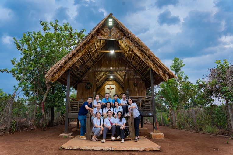 Đo&agrave;n c&ocirc;ng t&aacute;c của Signify Việt Nam chụp ảnh lưu niệm tại Nh&agrave; nguyện 1.