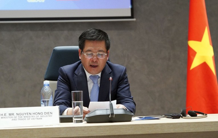 Bộ trưởng C&ocirc;ng Thương Nguyễn Hồng Di&ecirc;n ph&aacute;t biểu tại tọa đ&agrave;m. Ảnh: Cục X&uacute;c tiến 555win phien bạn Chính Thức