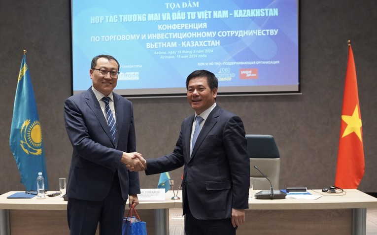 Thứ trưởng thường trực Bộ 555win phien bạn Chính Thức v&agrave; Hội nhập quốc tế Kazakhstan Kairat Torebayev v&agrave; Bộ trưởng C&ocirc;ng Thương Nguyễn Hồng Di&ecirc;n tại sự kiện. Ảnh: Cục X&uacute;c tiến 555win phien bạn Chính Thức