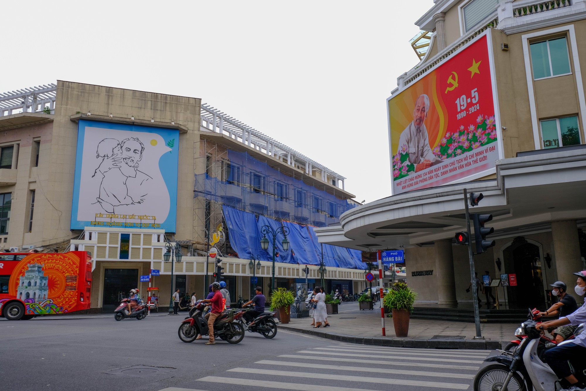 Phố phường khu trung t&acirc;m H&agrave; Nội được trang ho&agrave;ng băng r&ocirc;n, &aacute;p ph&iacute;ch, cờ đỏ sao v&agrave;ng kỷ niệm 134 năm ng&agrave;y sinh Chủ tịch Hồ Ch&iacute; Minh (19/5/1890-19/5/2024). Ảnh: L&ecirc; An/555win Login.