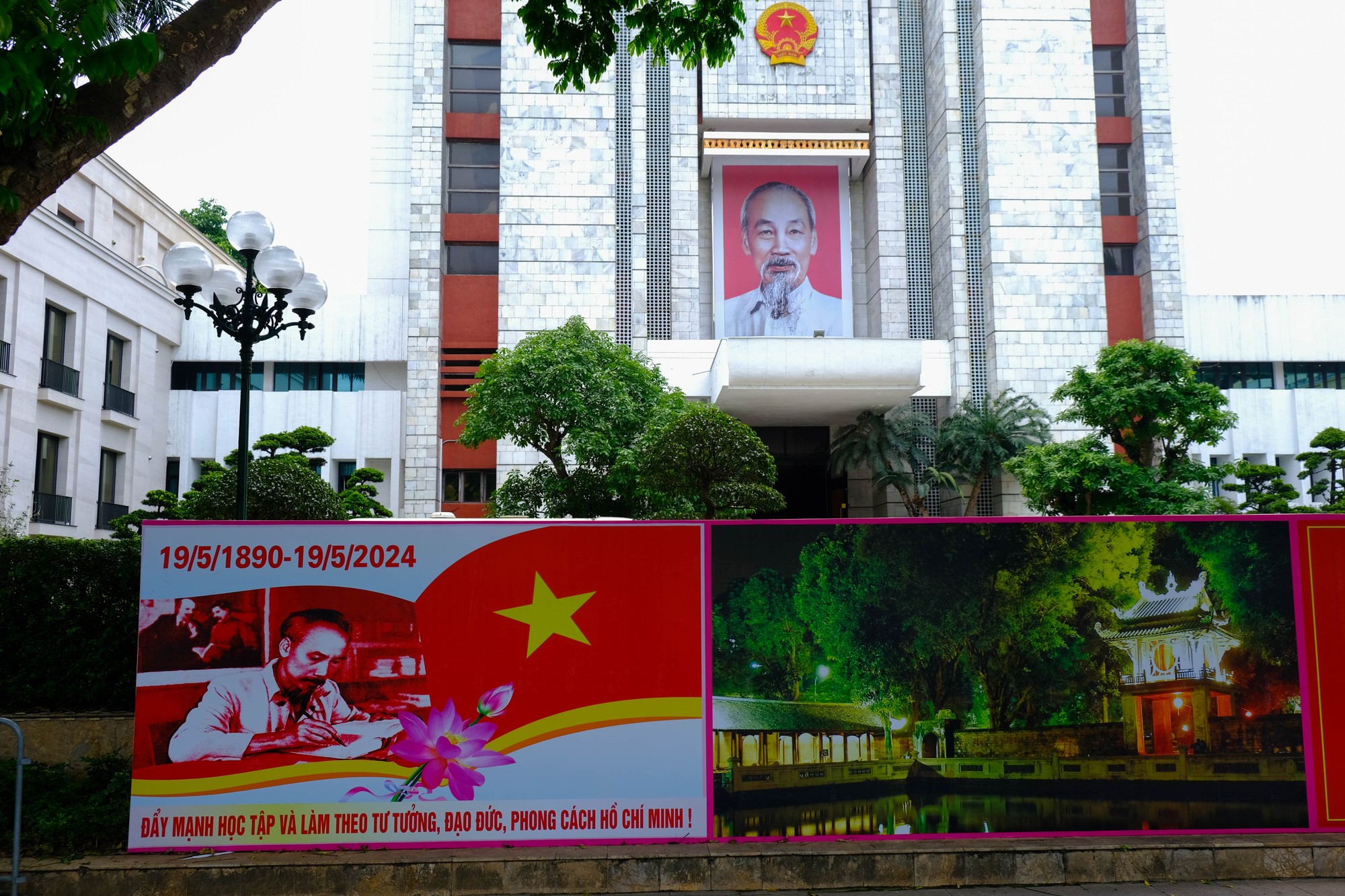 Tấm ảnh B&aacute;c Hồ đang l&agrave;m việc in cỡ lớn tại trụ sở UBND Th&agrave;nh phố H&agrave; Nội. Ảnh: L&ecirc; An/555win Login.