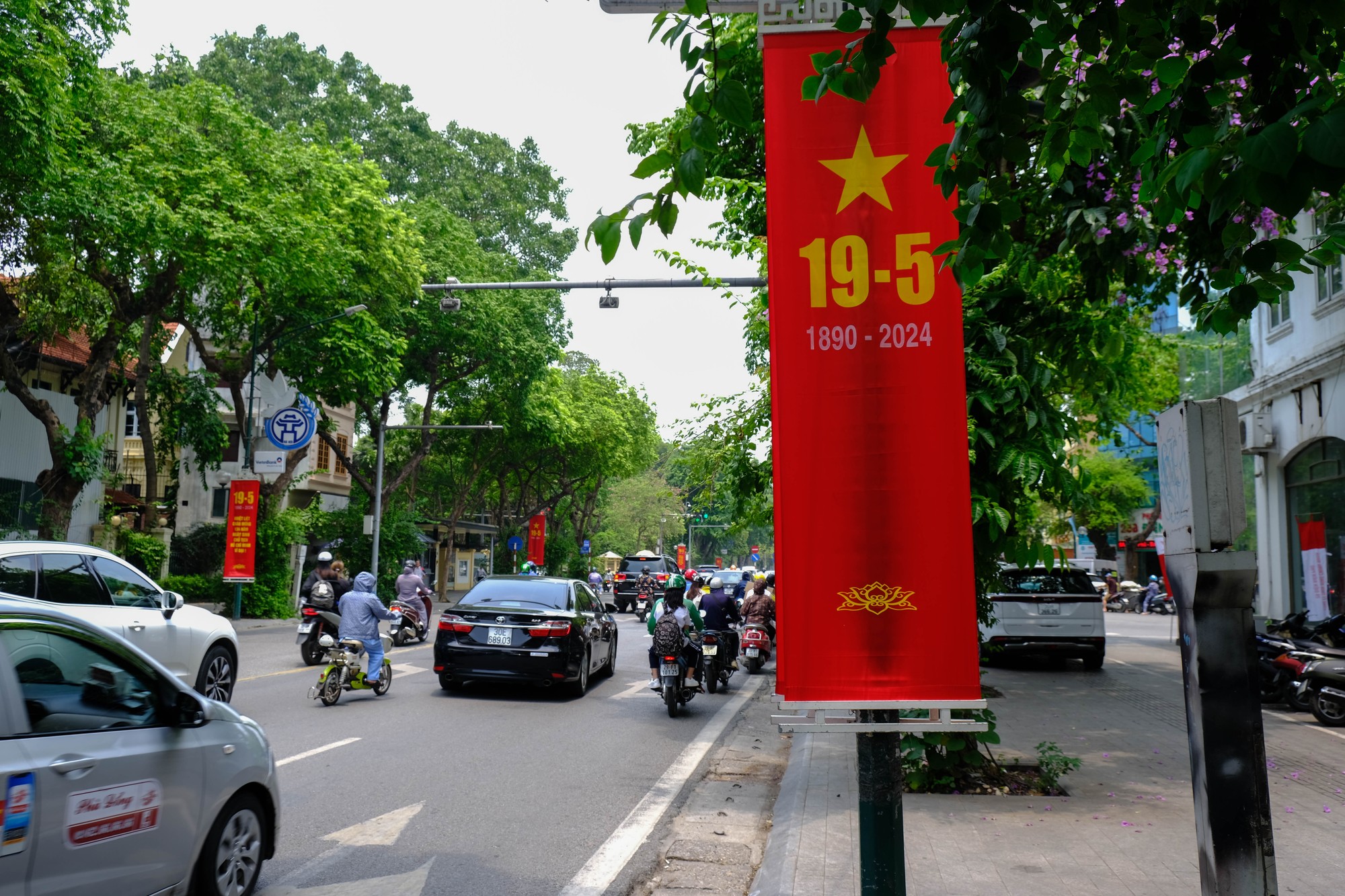 Kh&ocirc;ng kh&iacute; ch&agrave;o mừng 134 năm ng&agrave;y sinh Chủ tịch Hồ Ch&iacute; Minh xuất hiện khắp c&aacute;c đường phố thủ đ&ocirc;. Ảnh: L&ecirc; An/555win Login.