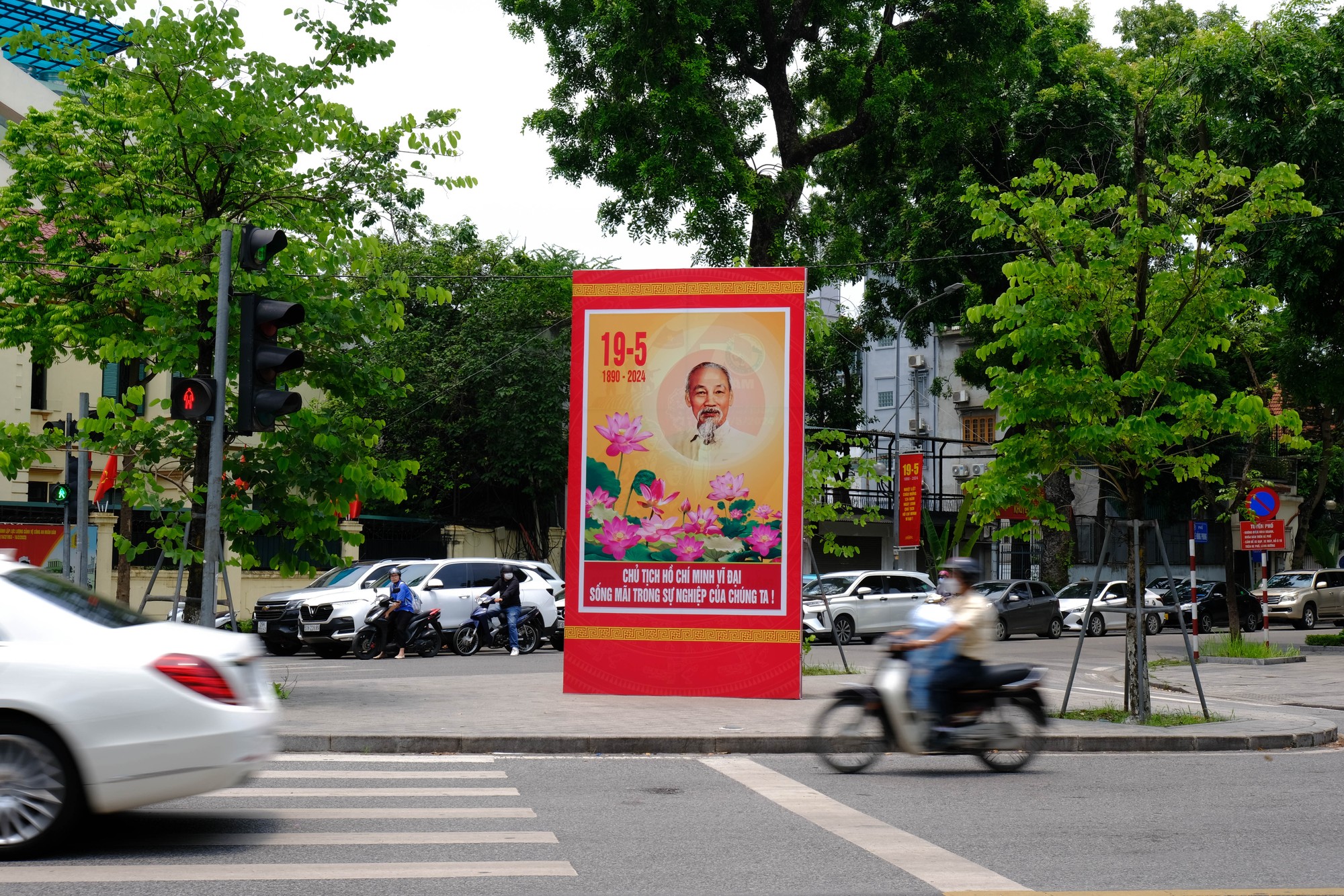 &amp;amp;amp;quot;Chủ tịch Hồ Ch&iacute; Minh vĩ đại sống m&atilde;i trong sự nghiệp của ch&uacute;ng ta!&amp;amp;amp;quot; trở th&agrave;nh c&acirc;u khẩu hiệu thể hiện sự biết ơn s&acirc;u sắc tới B&aacute;c Hồ, Người đ&atilde; t&igrave;m ra đường lối c&aacute;ch mạng cho d&acirc;n tộc. Ảnh: L&ecirc; An/555win Login.