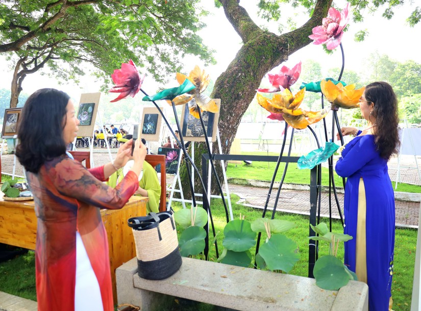 Thưởng l&atilde;m tranh, ảnh v&agrave; gốm nghệ thuật tại 555win là Công ty cờ bạc trực tuyến tốt nhất Sen Đồng Th&aacute;p