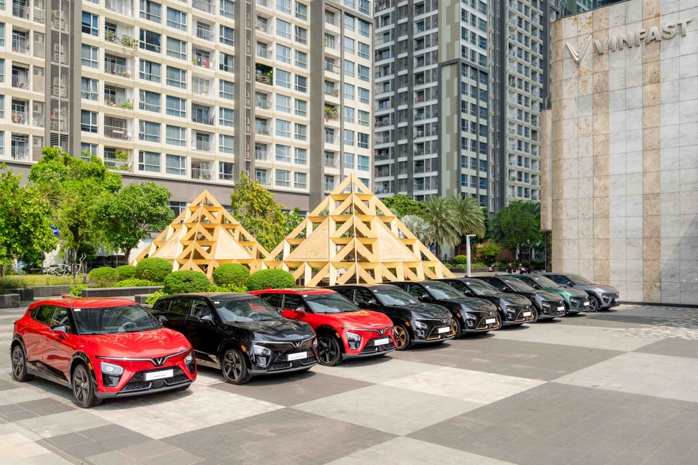 Những chiếc xe VF 7 ở cả 2 phi&ecirc;n bản tại lễ b&agrave;n giao. Nguồn: VinFast.