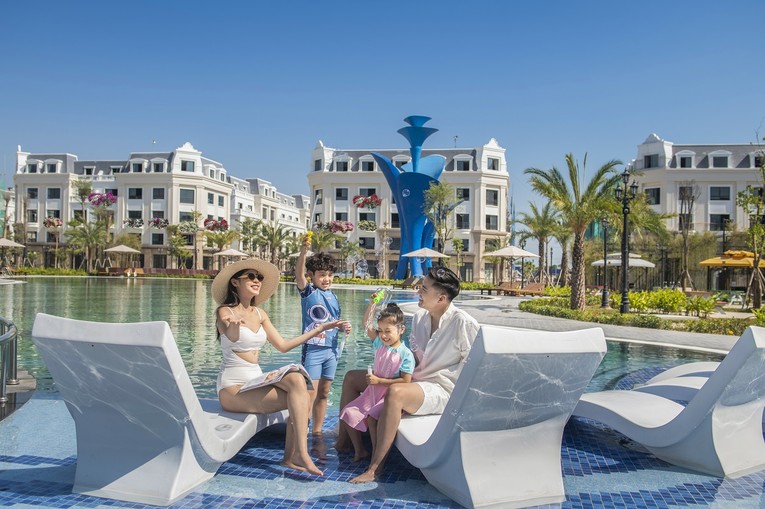 Bể bơi phong c&aacute;ch resort l&agrave; một trong nhiều tiện &iacute;ch sống đỉnh cao g&oacute;p phần kiến tạo n&ecirc;n biểu tượng sống thượng lưu độc bản ở M&oacute;ng C&aacute;i.