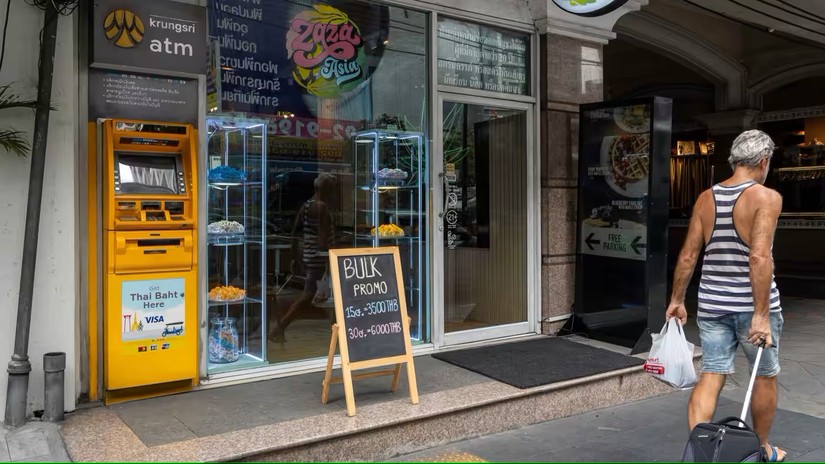 Một kh&aacute;ch du lịch đi ngang qua cửa h&agrave;ng b&aacute;n cần sa tr&ecirc;n đường Sukhumvit, Bangkok, Th&aacute;i Lan. Ảnh: Nikkei Asia