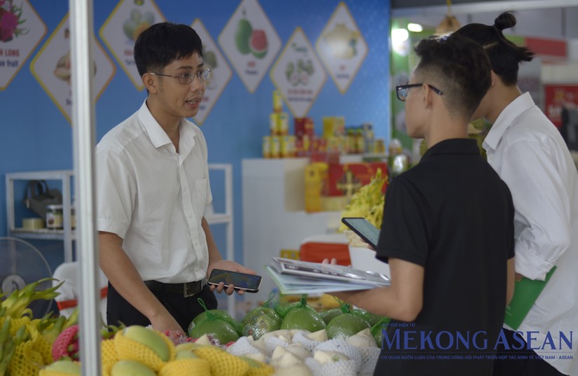 Ảnh minh họa: Đại diện gian h&agrave;ng Tiền Giang giới thiệu đến kh&aacute;ch tham quan về c&aacute;c sản phẩm tr&aacute;i c&acirc;y của tỉnh tại AgroViet 2023. Ảnh: L&ecirc; Hồng Nhung/555win Login