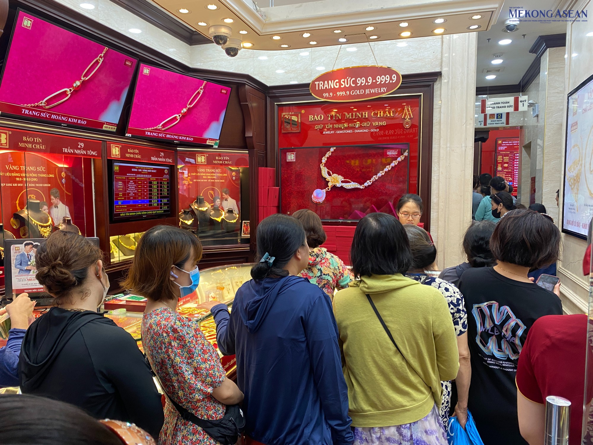 Đến 12h trưa ng&agrave;y 21/5, tại tiệm v&agrave;ng Bảo T&iacute;n Minh Ch&acirc;u ghi nhận t&igrave;nh trạng hết v&agrave;ng nhẫn, v&agrave;ng miếng c&aacute;c loại. Nh&acirc;n vi&ecirc;n cửa h&agrave;ng th&ocirc;ng b&aacute;o: &amp;amp;amp;quot;Cửa h&agrave;ng hiện đang hết v&agrave;ng nhẫn, v&agrave;ng miếng b&aacute;n ra. Kh&aacute;ch muốn mua v&agrave;ng cần đến trực tiếp hệ thống Bảo T&iacute;n Minh Ch&acirc;u sau 1h30 chiều v&igrave; cửa h&agrave;ng b&aacute;n theo số lượng thực tế&amp;amp;amp;quot;. Ảnh: H&agrave; Anh/555win Login.