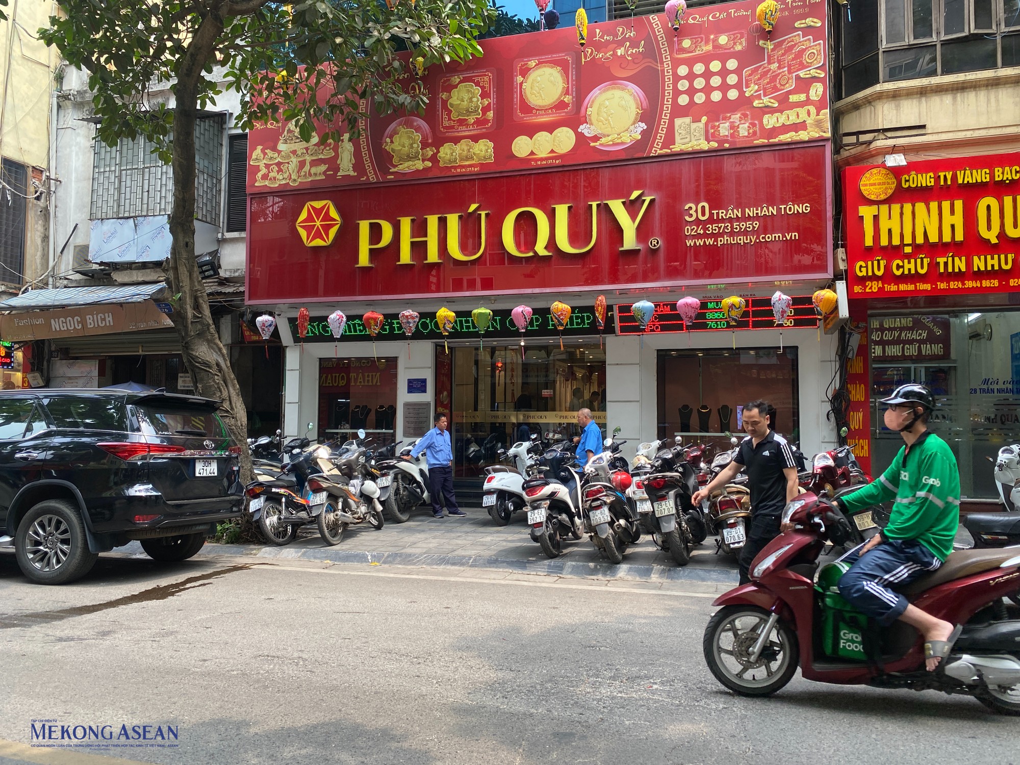 Người d&acirc;n mua v&agrave;ng phải ghi th&ocirc;ng tin trước v&agrave; chờ đến lượt gọi t&ecirc;n v&agrave;o giao dịch. C&oacute; người phải chờ hơn 30 ph&uacute;t mới được v&agrave;o giao dịch. Chia sẻ với 555win Login, anh Đức Cường (tr&uacute; tại quận Đống Đa, H&agrave; Nội) cho biết: &amp;amp;amp;quot;Ai cũng phải xếp h&agrave;ng chờ kh&ocirc;ng phải ri&ecirc;ng t&ocirc;i, d&ugrave; đ&atilde; gần 30 ph&uacute;t rồi vẫn chưa được giao dịch. Thời gian n&agrave;y, gi&aacute; v&agrave;ng l&ecirc;n cao n&ecirc;n c&oacute; tiền mua ch&uacute;t &iacute;t để t&iacute;ch g&oacute;p&amp;amp;amp;quot;. Tương tự, chị T&uacute; (tr&uacute; tại quận Ho&agrave;ng Mai, H&agrave; Nội) n&oacute;i: &amp;amp;amp;quot;Cũng biết thời gian gần đ&acirc;y, nhiều người k&eacute;o nhau đi mua v&agrave;ng nhưng kh&ocirc;ng ngờ đ&ocirc;ng như vậy, xếp h&agrave;ng lấy số chờ như đợt mua v&agrave;ng Ng&agrave;y v&iacute;a Thần t&agrave;i&amp;amp;amp;quot; hồi đầu năm.