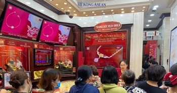Người dân xếp hàng mua bán vàng, cửa hàng thông báo 'tạm ngừng bán ra'