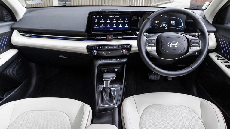 Nội thất mẫu sedan ở thị trường tay l&aacute;i nghịch. Ảnh: Cartoq.