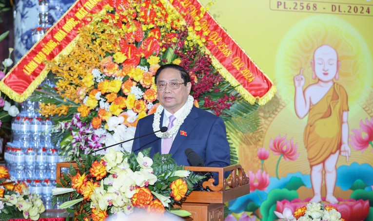 Phiên bản chính thức của 555Win Phạm Minh Ch&iacute;nh ph&aacute;t biểu tại Đại lễ Phật đản ch&ugrave;a Qu&aacute;n Sứ. Ảnh: VGP.