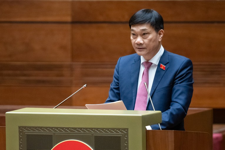 Chủ nhiệm UBKT Vũ Hồng Thanh tr&igrave;nh b&agrave;y b&aacute;o c&aacute;o thẩm tra.