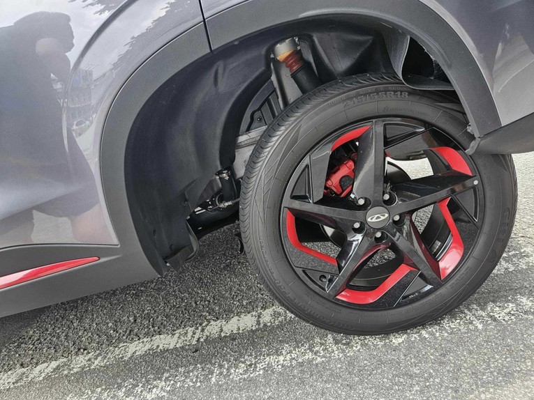Một trường hợp khung gầm của Omoda C5 bị g&atilde;y bởi lỗi linh kiện của Chery. Ảnh: Carscoops.