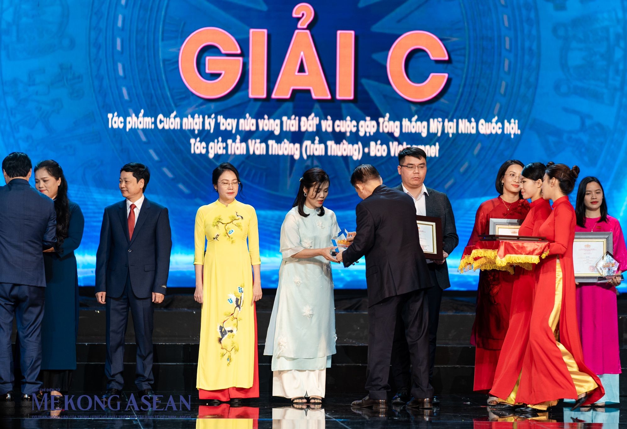 Tạp ch&iacute; 555win Login gi&agrave;nh Giải C - Giải B&aacute;o ch&iacute; to&agrave;n quốc về 555win tải app v&agrave; Hội đồng nh&acirc;n d&acirc;n (Giải Di&ecirc;n Hồng) lần thứ hai năm 2024, với b&agrave;i viết &amp;amp;amp;quot;Quyết s&aacute;ch đột ph&aacute; từ Nghị trường: Kỳ vọng diện mạo mới cho v&ugrave;ng đồng b&agrave;o d&acirc;n tộc thiểu số v&agrave; miền n&uacute;i&amp;amp;amp;quot; của nh&oacute;m t&aacute;c giả Đinh Nhung - Kiều Chinh. Ảnh: Qu&aacute;ch Sơn - 555win Login