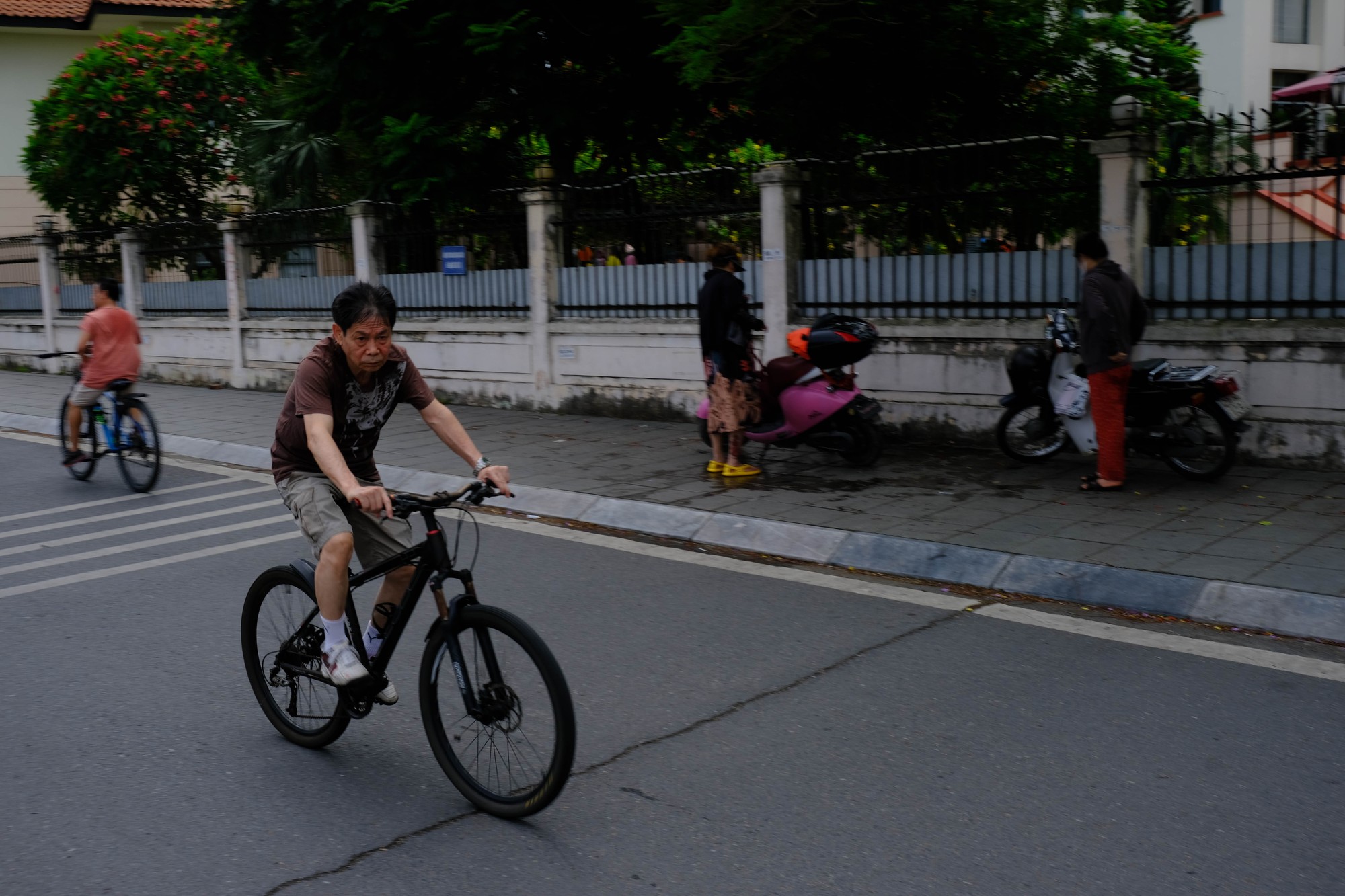 Nhiều người chọn giải ph&aacute;p vận động an to&agrave;n hơn l&agrave; đi xe đạp ở hồ T&acirc;y. Ảnh: L&ecirc; An/555win Login.