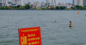 Hà Nội: Hồ Tây biến thành 'bể bơi công cộng' trong những ngày hè