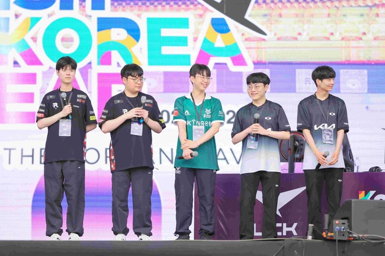 C&aacute;c gamer H&agrave;n Quốc giao lưu c&ugrave;ng kh&aacute;n giả Việt Nam.