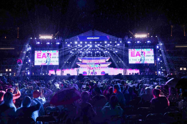 Kh&aacute;n giả cổ vũ hết m&igrave;nh cho nh&oacute;m nhạc Highlight tại Korea Travel Festa.