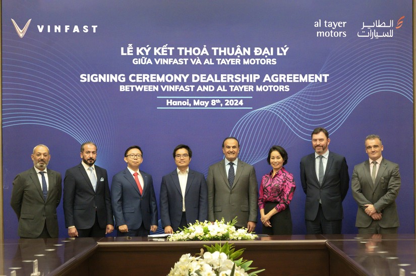 &Ocirc;ng Tạ Xu&acirc;n Hiển, Tổng Gi&aacute;m đốc VinFast Trung Đ&ocirc;ng v&agrave; &ocirc;ng Saeed Al Tayer, Tổng Gi&aacute;m đốc Al Tayer Motors c&ugrave;ng đại diện hai b&ecirc;n tại lễ k&yacute; kết. Nguồn: VinFast.
