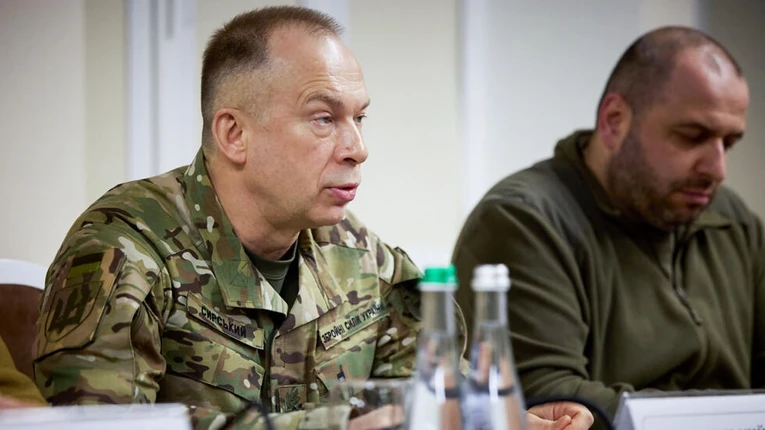 Tổng tư lệnh C&aacute;c lực lượng vũ trang Ukraine Oleksandr Syrskyi (tr&aacute;i) v&agrave; Bộ trưởng Quốc ph&ograve;ng Ukraine Rustem Umerov (phải) tại cuộc họp ở Kharkov, ng&agrave;y 16/5. Ảnh: AFP
