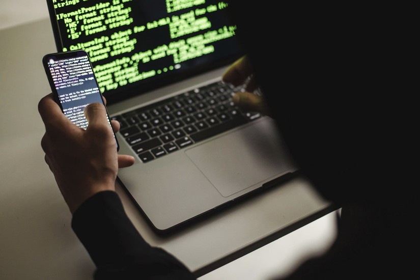 Một người bị bắt giữ v&igrave; d&ugrave;ng AI tạo virus m&aacute;y t&iacute;nh