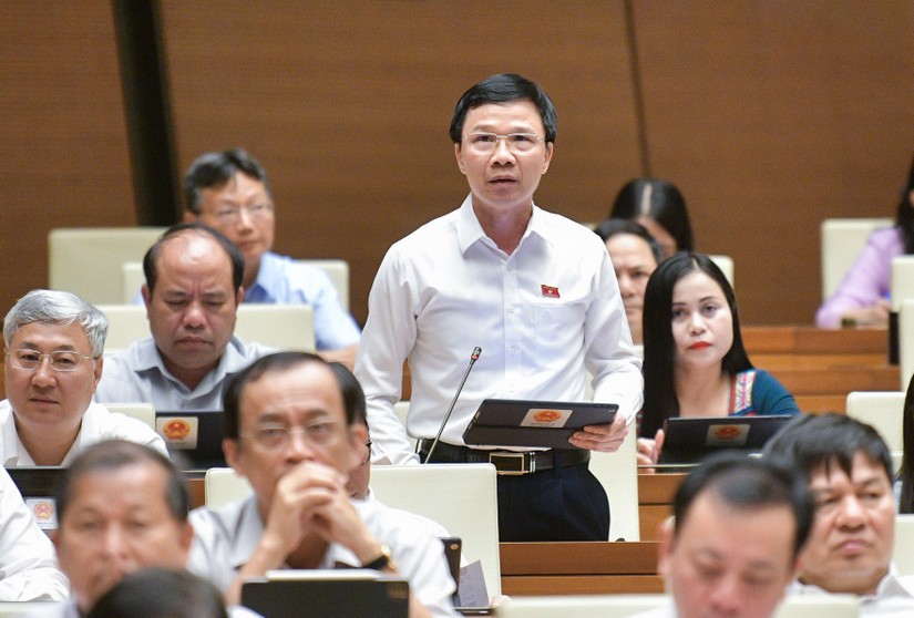 Đại biểu Nguyễn Văn Thi (Đo&agrave;n Bắc Giang) ph&aacute;t biểu tại hội trường.