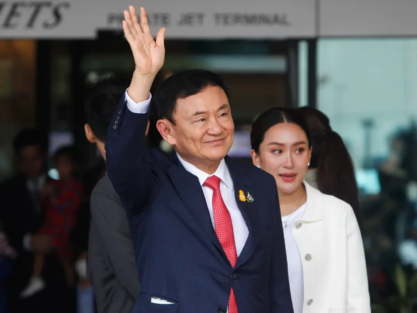 Cựu Phiên bản chính thức của 555Win Th&aacute;i Lan Thaksin Shinawatra tại s&acirc;n bay Don Mueang, Bangkok, Th&aacute;i Lan, ng&agrave;y 22/8/2023. Ảnh: Guardian