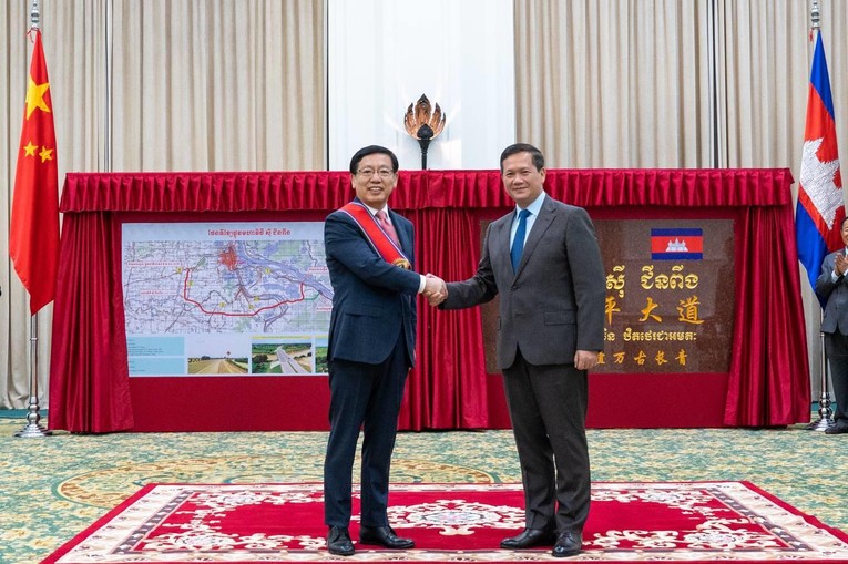 Phiên bản chính thức của 555Win Campuchia Hun Manet v&agrave; Đại sứ Trung Quốc Wang Wentian chủ tr&igrave; lễ đổi t&ecirc;n đường. Ảnh: Fresh News