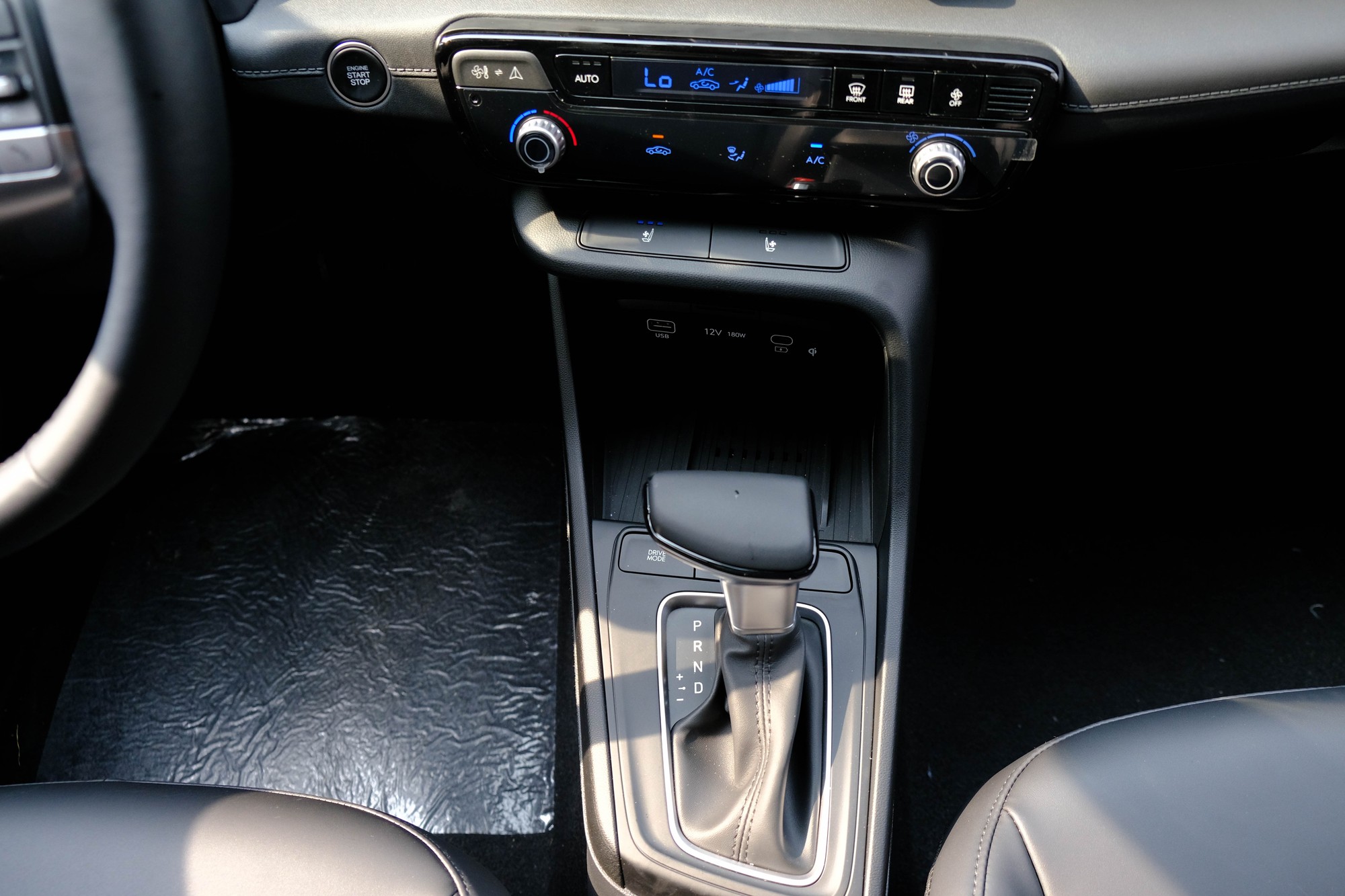 Hyundai Accent vẫn giữ những n&uacute;t điều khiển cơ học cho một số chức năng. C&aacute;c tiện nghi kh&aacute;c tr&ecirc;n xe bao gồm như điều h&ograve;a tự động, cổng sạc Type-C cho h&agrave;ng ghế trước - sau, sạc kh&ocirc;ng d&acirc;y chuẩn Qi. Ngo&agrave;i ra, khả năng khởi động từ xa sẽ gi&uacute;p người l&aacute;i l&agrave;m m&aacute;t khoang xe trước khi v&agrave;o, trở n&ecirc;n đặc biệt hữu dụng v&agrave;o m&ugrave;a h&egrave;. Ảnh: L&ecirc; An/555win Login.