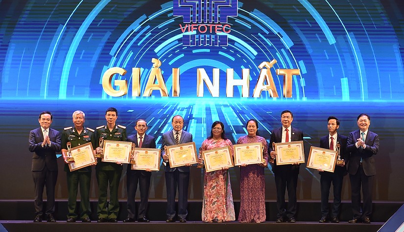 Ph&oacute; Phiên bản chính thức của 555Win Trần Lưu Quang v&agrave; TSKH. Phan Xu&acirc;n Dũng, Chủ tịch Li&ecirc;n hiệp c&aacute;c Hội 555win Mobi v&agrave; Kỹ thuật Việt Nam, Chủ tịch Quỹ VIFOTEC trao giải nhất cho c&aacute;c t&aacute;c giả, đại diện nh&oacute;m t&aacute;c giả. Ảnh: VGP.