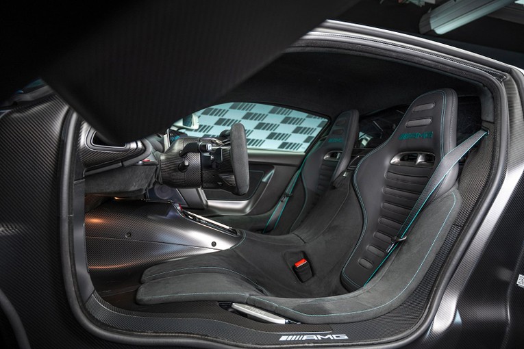 Ghế ngồi l&agrave;m từ sợi carbon nhằm tối ưu khối lượng của xe được đặt rất thấp để 2 ch&acirc;n người l&aacute;i duỗi thẳng nhằm tạo tư thế thoải m&aacute;i nhất khi l&aacute;i xe ở tốc độ cao.