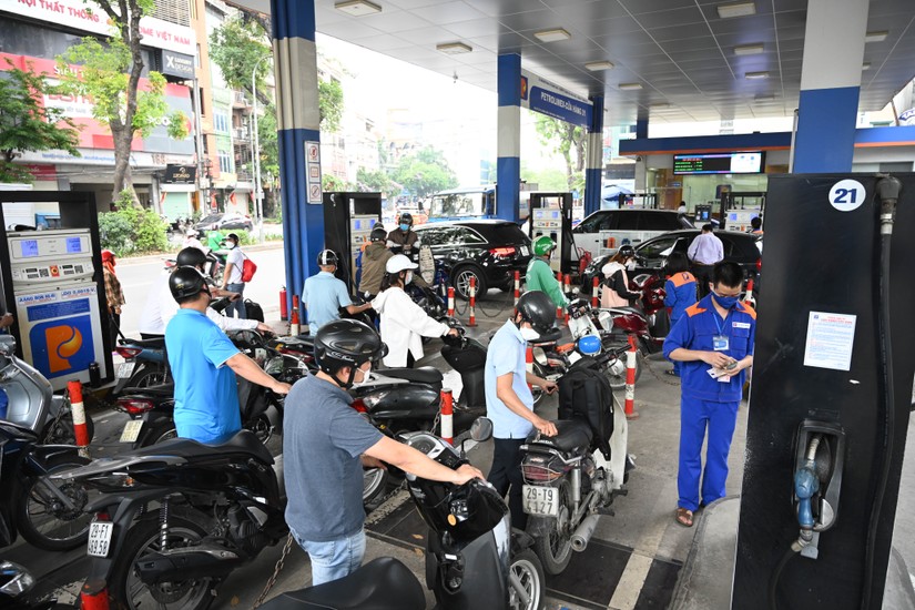 Tăng cường quản l&yacute;, đảm bảo nguồn cung xăng dầu trong bối cảnh gi&aacute; li&ecirc;n tục vượt &amp;amp;apos;đỉnh&amp;amp;apos;. Ảnh: Qu&aacute;ch Sơn.