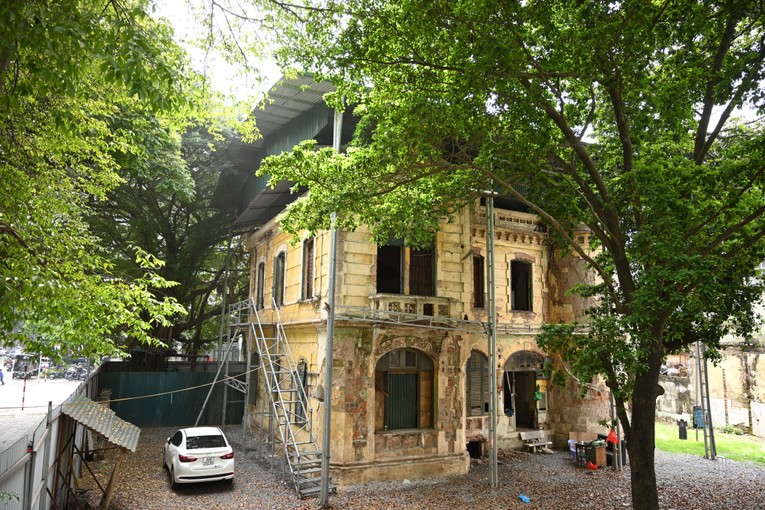 Biệt thự cũ ở 49 H&agrave;ng B&agrave;i, Ho&agrave;n Kiếm, H&agrave; Nội được qu&acirc;y t&ocirc;n v&agrave; dựng trụ sửa chữa. Ảnh: Qu&aacute;ch Sơn